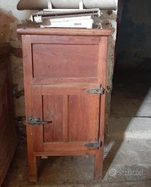 antica ghiacciaia in legno