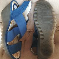 Sandali in pelle Fly London