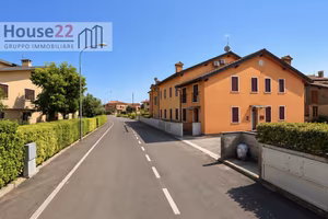 SCHIERA CENTRALE Mq 100 distribuita su 3 livelli a