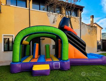 Gonfiabile professionale  con scivolo e motore.