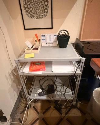 Sceivania compatta in metallo   per PC e tastiera