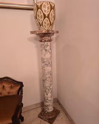 Colonna portavaso in marmo bianco