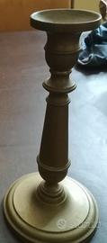 Portacandela in bronzo; altezza 21 cm, diametro 10