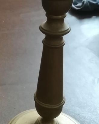 Portacandela in bronzo; altezza 21 cm, diametro 10