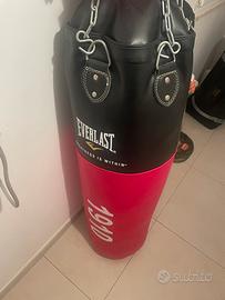 Sacco da box con gancio per appenderlo a muro