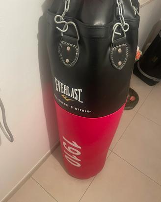 Sacco da box con gancio per appenderlo a muro