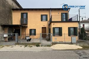 ABITAZIONE ACCOSTATA SU DUE LIVELLI CON SCOPERTO E