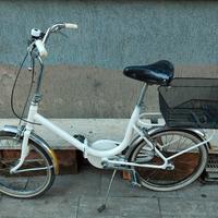 Bicicletta pieghevole bianca tipo Graziella. 