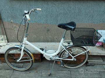 Bicicletta pieghevole bianca tipo Graziella. 