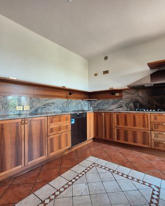 Cucina in legno ed elettrodomestici