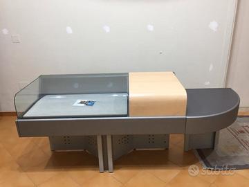 Bancone espositore con banco cassa