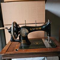 Macchina da cucito Kayser vintage con coperchio