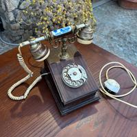 Telefono antico vintage da tavolo