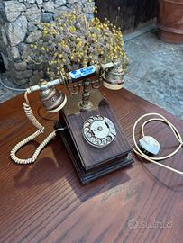 Telefono antico vintage da tavolo