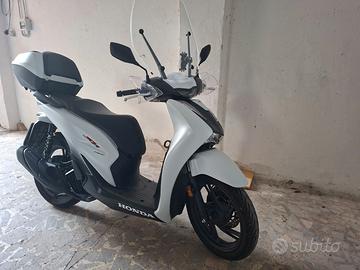 Moto-scooter- Sh 150