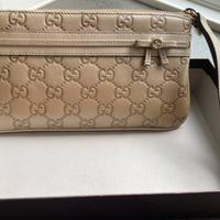 Gucci pochette con polsino in pelle color oro