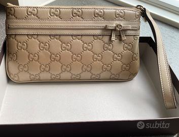 Gucci pochette con polsino in pelle color oro