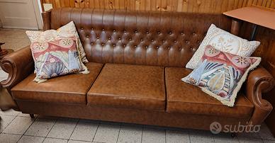 Divano tipo Chesterfield