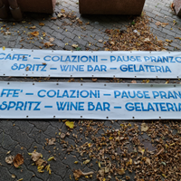 Striscione con scritte per BAR