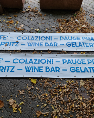Striscione con scritte per BAR