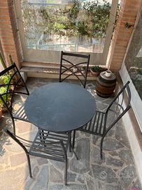 Tavolo e sedie giardino