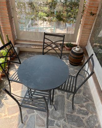Tavolo e sedie giardino