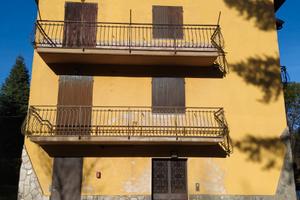 Casa bifamiliare con terreno