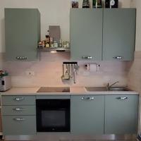 cucina con elettrodomestici