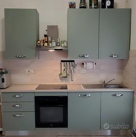 cucina con elettrodomestici