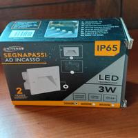 Faretti segnapassi ad incasso 