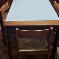 Tavolo rettangolare e sei sedie