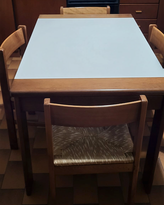 Tavolo rettangolare e sei sedie