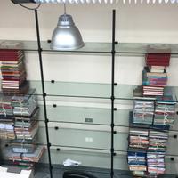 Libreria moderna in vetro e metallo