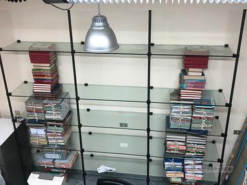 Libreria moderna in vetro e metallo