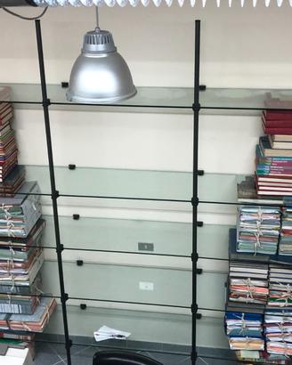 Libreria moderna in vetro e metallo