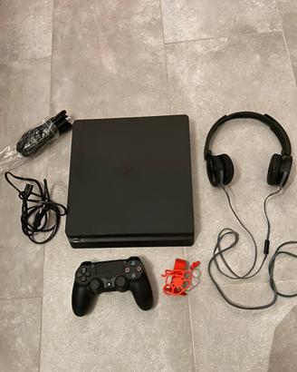 Play Station 4 seminuova  con accessori