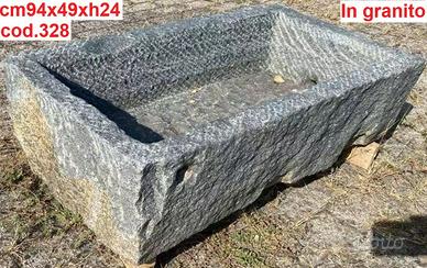Lavello in granito ricavato da antica mangiatoia