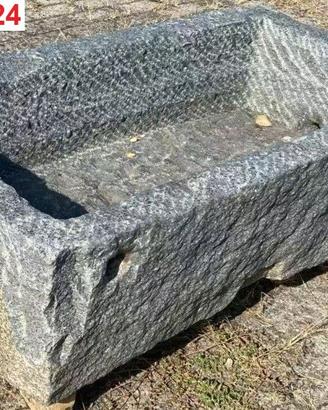 Lavello in granito ricavato da antica mangiatoia