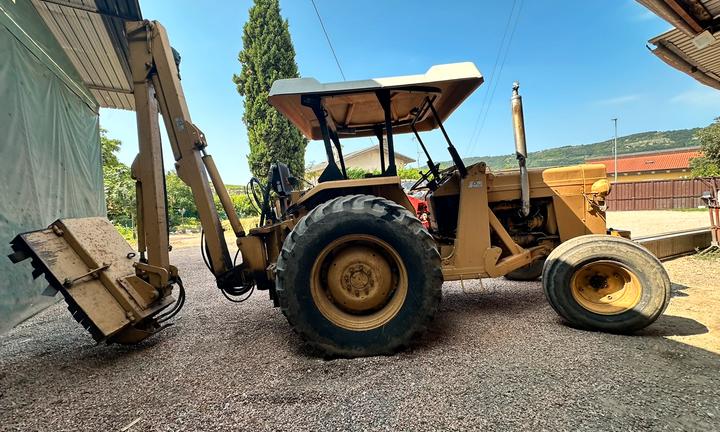 Massey ferguson con braccio decespugliatore