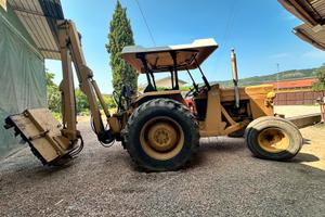 Massey ferguson con braccio decespugliatore