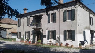 Ferrara Via Pomposa - Casa Padronale con Parco