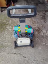 Robot pulitore automatico per piscine
