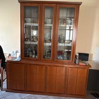 Tavolo quadrato,vetrina e mobile