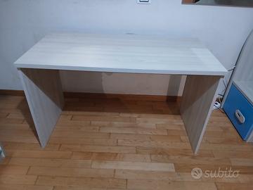 scrivania in legno chiaro