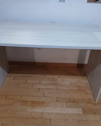 scrivania in legno chiaro