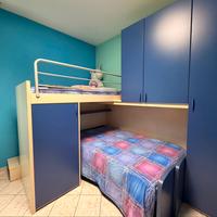 Cameretta per bambini con letto a soppalco e ponte
