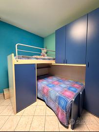 Cameretta per bambini con letto a soppalco e ponte