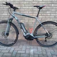 bicicletta e-bike Cube cross strada