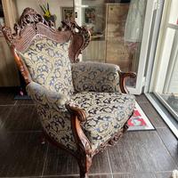 Poltrone e divano in stile