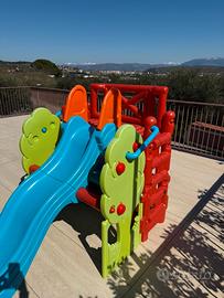 Parco giochi bambini con scivolo e torre arrampica